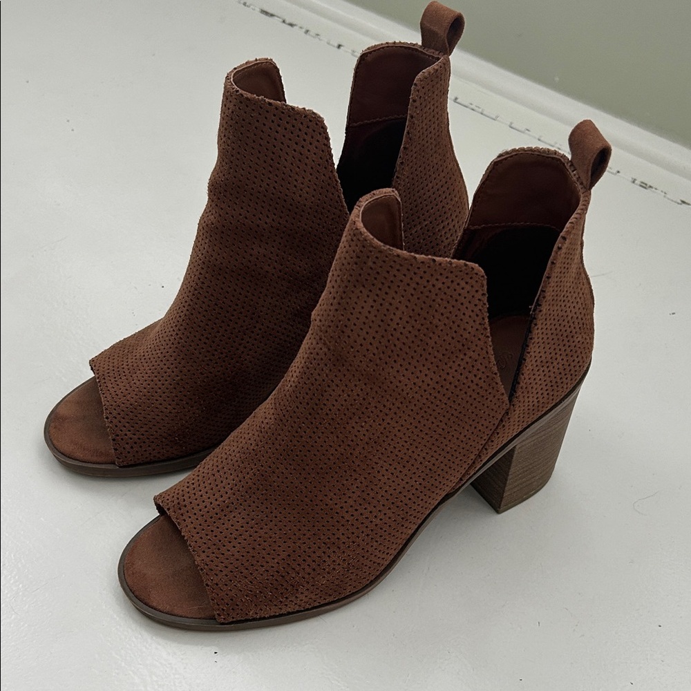 Universal Thread Charlie open toe bootie’s size 7